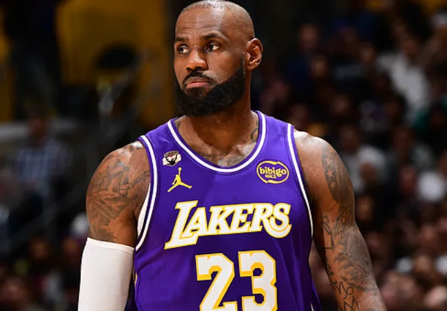 开云官网-詹姆斯目前出战29分钟，投篮10中2得到7分2篮板9助攻7失误